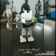 احترام توسط ربات انسان نما به همه دوستان