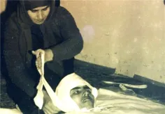 مادر #شهید_علی_اصغر_مهردادی در حال کفن کردن فرزند شهیدش