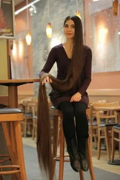 عالیا نصیرووا زن ۲۷ ساله در لتونی  رکورد بلندترین موی سر 