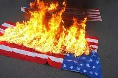 پرچم آمریکا ، نماد ۳۸ سال تحریم و تهدید نظامی است. این پر