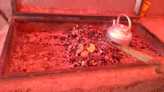 در حال سیب زمینی پختن با زغال جاتون خالی