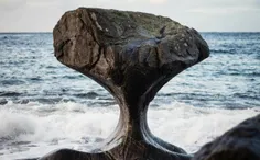 این سنگ به وسیله ی امواج دریا صیقل داده شده است..