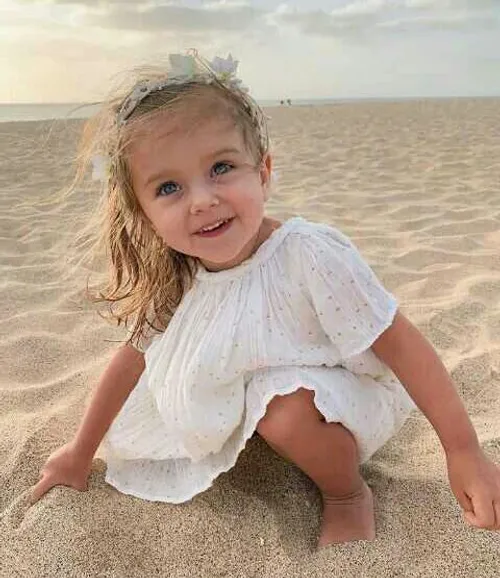 دختر بچه ساحل