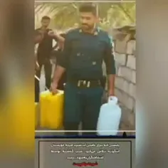 ‏پلیسی که برای تامین آب شرب مردم خوزستان اینگونه تلاش می‌کرد، 