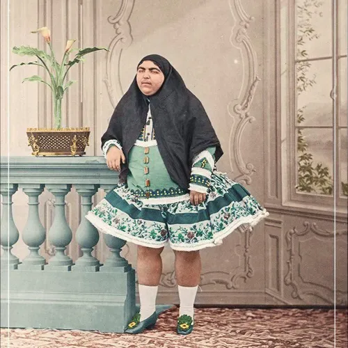 عکس رنگی شده از عصمت الدوله دختر ناصربلای قاجار که شوخی ه