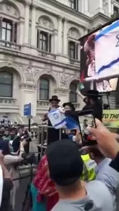 اتش زدن پرچم اسرائیل و خاخام معترض یهودی در انگلیس