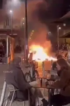 نوشیدن قهوه در آرامش؛ در کنار آتش اعتراضات فرانسه!