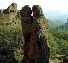 تصویر جالب از شکل صخره ای به شکل دو انسان ...!