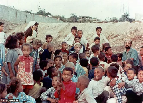 شهیدمصطفی چمران در کنار کودکان لبنانی