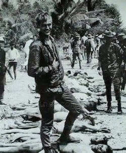 🔴سال ۱۹۶۸ در ویتنام این عکس یادگاری از سرباز آمریکایی در 