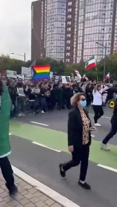 ▪️‏دقت کردید در اکثر تجمعات ایرانیان خارج از کشور، پرچم ه