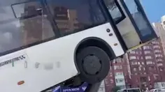 لحظه برخورد وحشتناک اتوبوس با تیر چراغ برق در سن پتر...