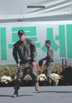 جیونگ عضو گروه ONF در مراسم Busking در سربازی با آهنگ Mon