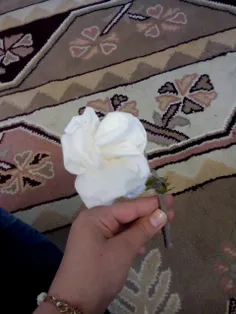 گل روز مادر ابتکار خودم با دستمال کاغذی و چوب درختو برگ م
