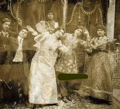 گروهی از نوازندگان و رقصندگان زن قاجاری(بخشی از عکس)