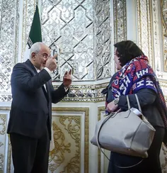 🔴 تذکر ظریف به پوشش یکی از زنان هیات همراه وزیر خارجه انگ