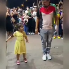 دختر بچه ی ایرانی با رقصش بستنی فروش رو غافلگیر کرد😍💃