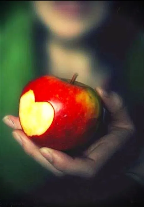 دخترکی دو سیب در دست داشت