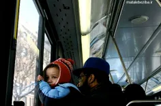 مردی به همراه دو کودکش داخل اتوبوس بودند.

