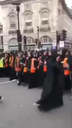 و حمایت زنان با شرف در لندن مرکز فساد از حجاب این راهپیما
