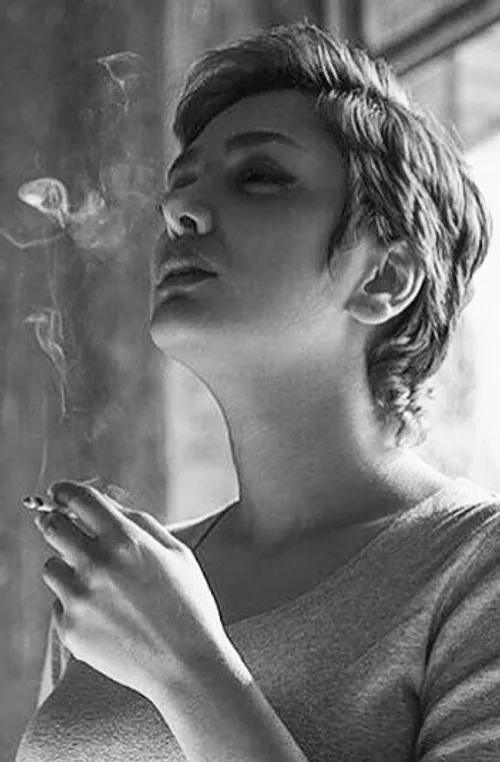 روزی مردی، زنی را دید که سیگار میکشید!