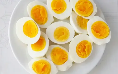 صبحانه تخم مرغ آب پز بخورید