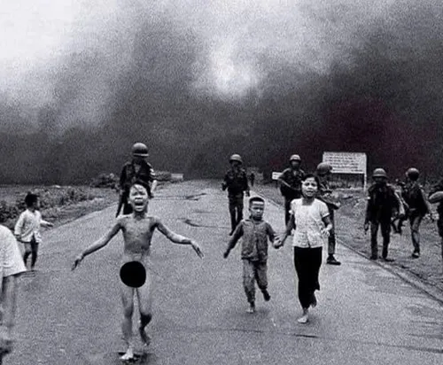 1️⃣ ویتنام در ۸ ژوئن ۱۹۷۲: دختر بچه ی ۹ ساله ای که به خاط