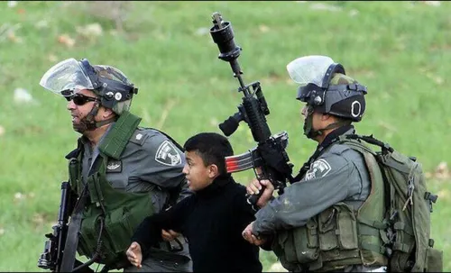 ⭕ ️ دستگیری کودک فلسطینی توسط سربازان اسرائیلی!!!