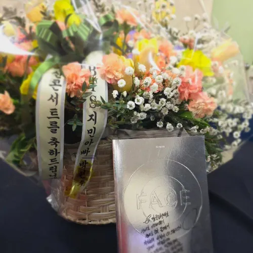 خواننده چان یونجونگ امضای جیمین و دسته گلی که از طریق پدر