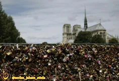 پلی در پاریس که زوج‌های جوان پس از از دواج با زدن قفلی که