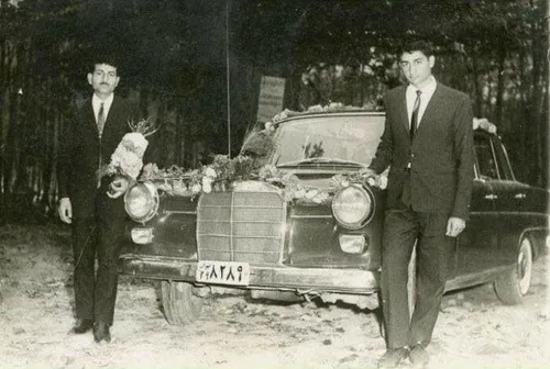 آقا داماد در کنار ماشین عروس؛ احتمالاً دهه ۴۰ ایران قدیم