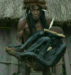 افراد قبیله دانی در گینه نو، جسد مردگان را بوسیله دود موم