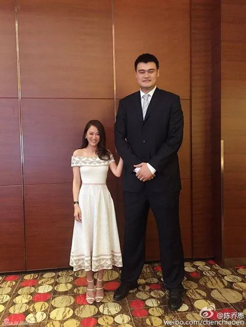 یایومینگ بسکتبالیست بازنشسته چینی با 226 سانتیمتر قد !!!