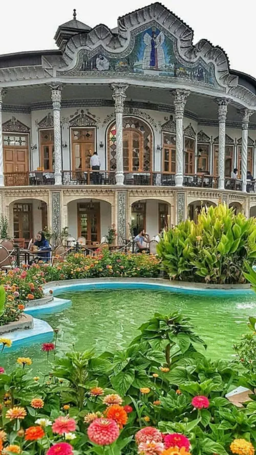 عمارت شاپوری یا خانه شاپوری عمارتی در شیراز است که قدمت آ
