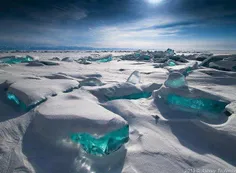 یخ فیروزه ای در دریاچه بایکال، روسیه
