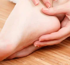درمان ترک پا با طب سنتی 🔸 روزانه ١٠دقیقه پاهاتون رو تو مح