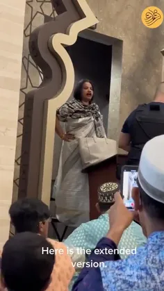 یک زن هندو افراطی در مسجدی در آمریکا که در آن نماز عید فط