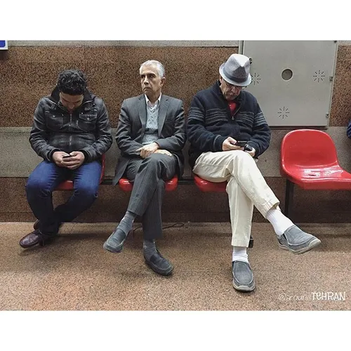 Crossing legs. Underground station | 6 Dec '15 | iPhone 6