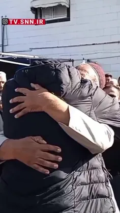 سوگواری پدر صابر جان در آغوش فرهاد قائمی 😔🖤