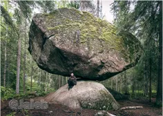 صخره‌ای عظیم در فنلاند که روی سطحی ناهموار با تعادلى باور