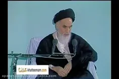امام خمینی(ره): اگر کسی بگوید دین از سیاست جداست...