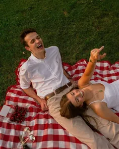 میز کوچکی دو نفره با پارچه ی چهارخونه ی قرمز!