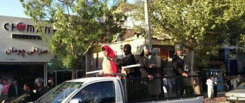 گرداندن یک مجرم در مریوان با روسری در خیابان...