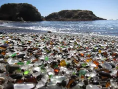 ساحل شیشه ای کالیفرنیا که شن هایی از جنس شیشه دارد.