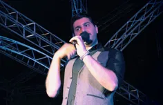 خورده شدن میکروفن توسط احسان خواجه امیری در کنسرت