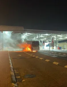 ⁨فلسطينی ها یک اتوبوس تروریست‌های صهیونیست را به آتش کشید