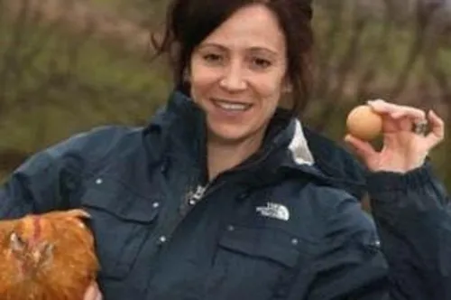 یک مرغ انگلیسی که به پینگ پونگ معروف شده تخم مرغی گذاشته 