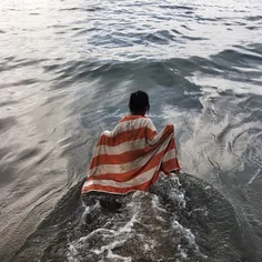 A girl enters the ocean in San Pancho, #Mexico. / Una niñ