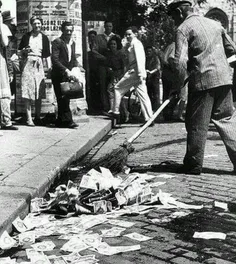 تصویری از جمع کردن پول‌های کشور مجارستان در سال 64 از کف 