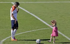 رابین فن پرسی و دخترش در تمرینات تیم ملی هلند